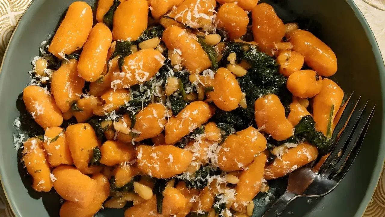 Gnocchi de batata dulce con espinacas y piñones, una deliciosa receta fácil de preparar.