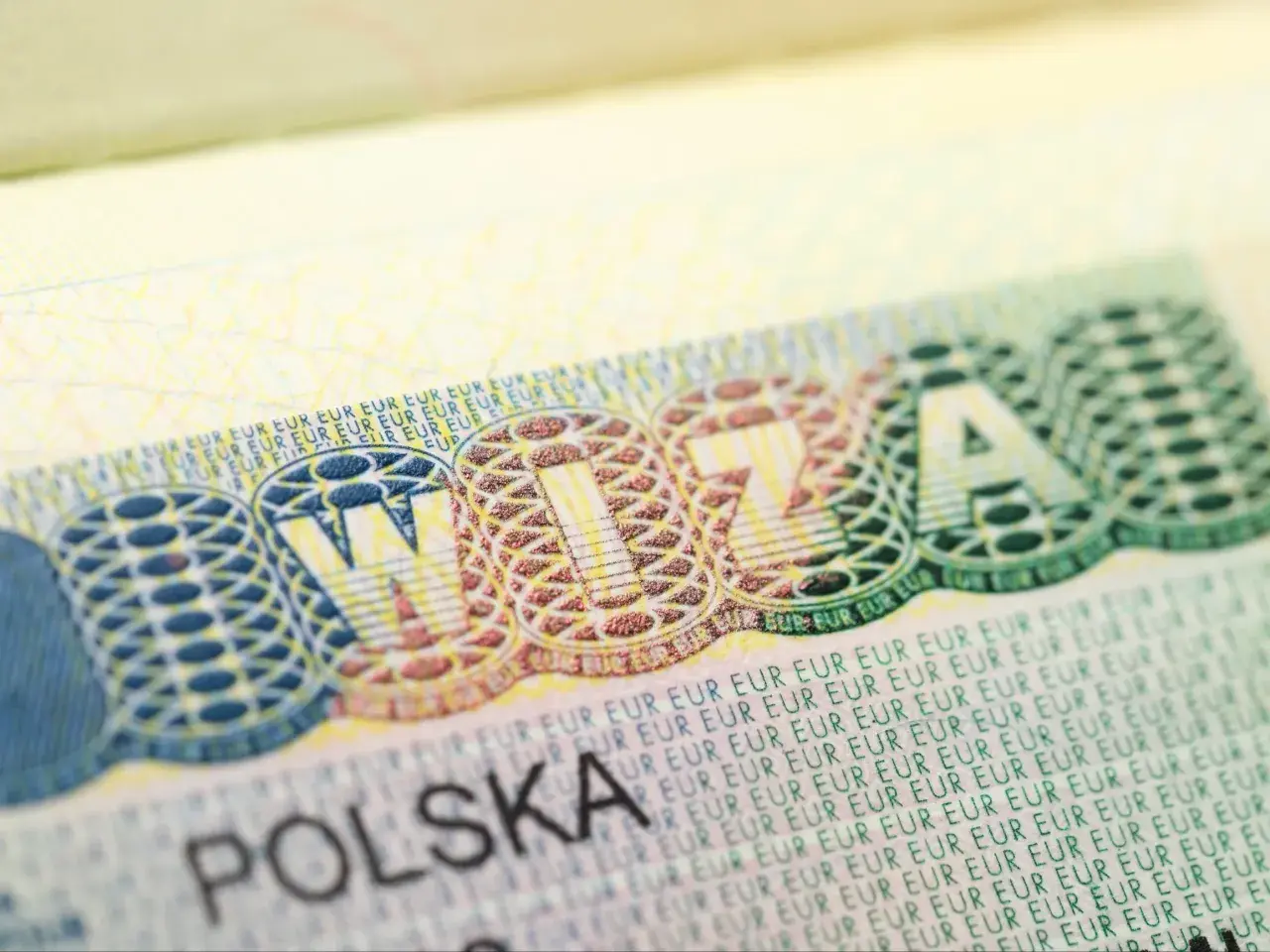Fragment dokumentu z napisem "WIZA" i "POLSKA". To jest co to wiza - dokument uprawniający do wjazdu lub pobytu.