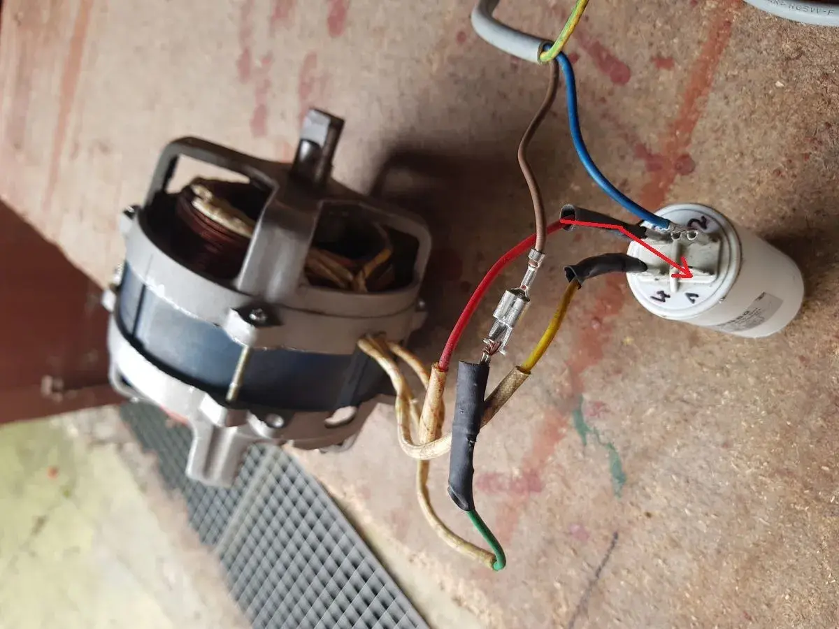 Silnik elektryczny z podłączonym kondensatorem rozruchowym. Pokazano, jak podłączyć kondensator rozruchowy do silnika.