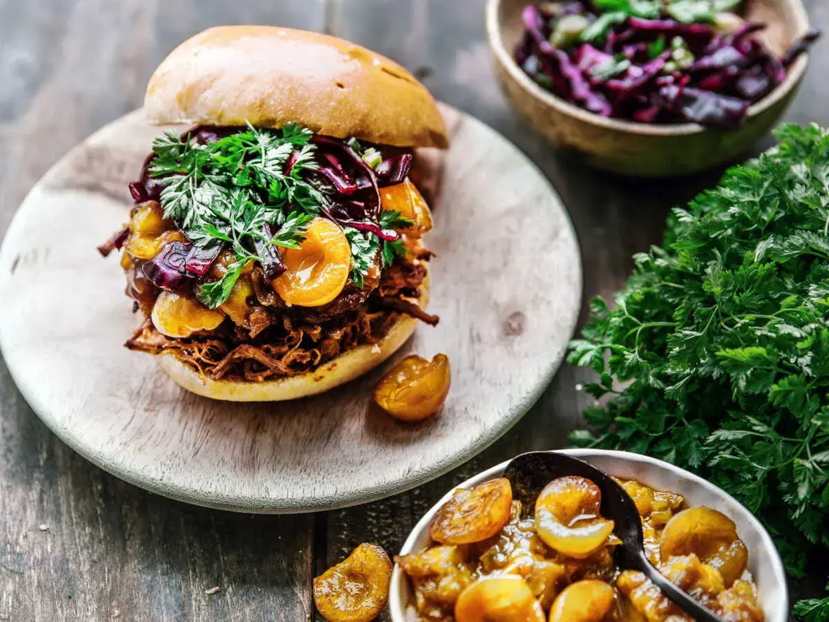 Burger gourmand avec effiloché de porc, abricots et chou rouge. Une explosion de saveurs !