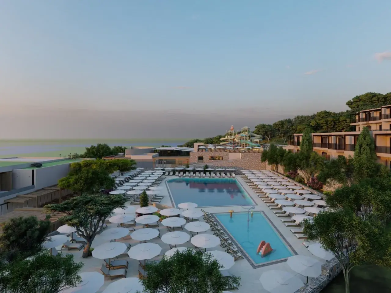 Ein luxuriöses Resort am Elios Hill Kreta mit Pools, Wasserrutschen und Blick aufs Meer. Sonnenschirme und Liegen laden zum Entspannen ein.