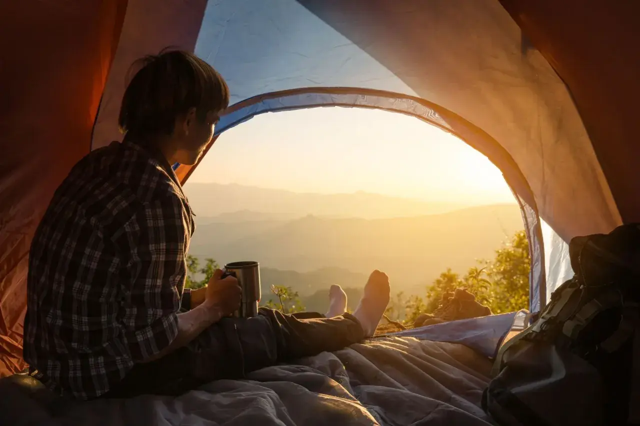 Poranek w namiocie, kawa i widok na góry. Idealny camping w górach.