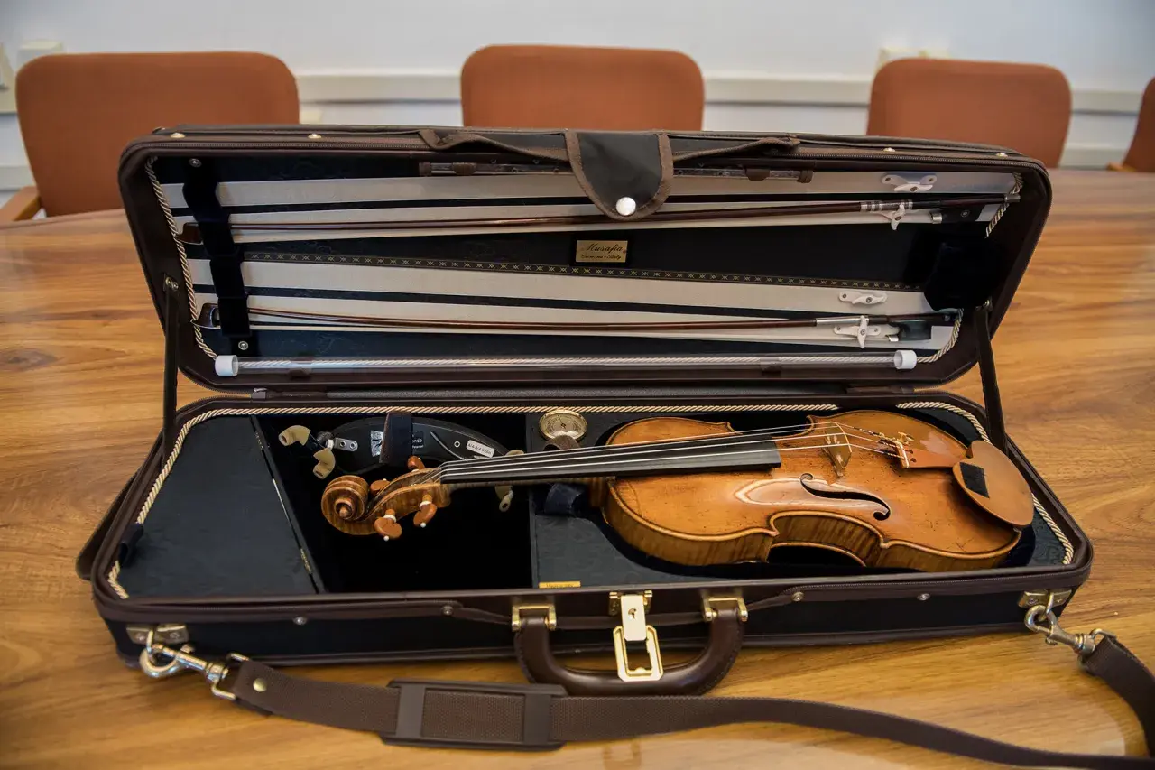 Skrzypce Stradivarius z jakiego drewna? Odkryj tajemnice ich brzmienia