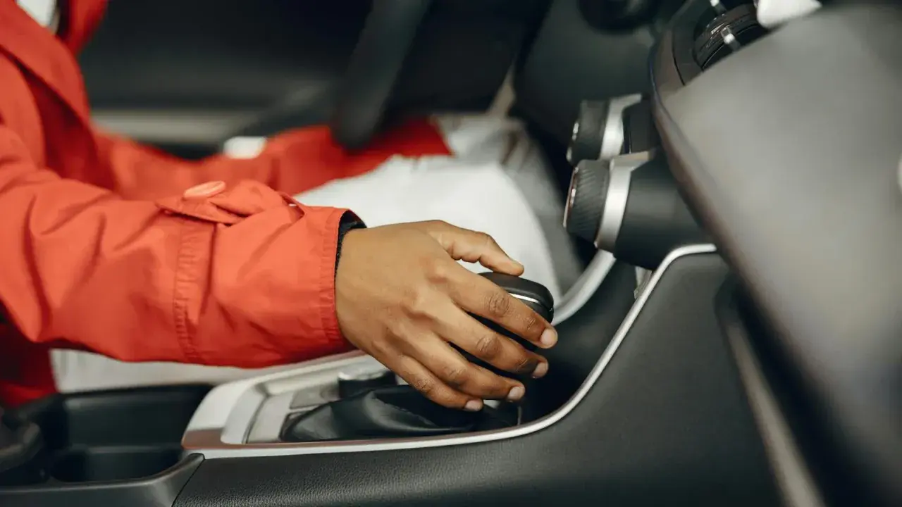 Hand am Ganghebel: Wandlerautomatik vs. DSG – welche ist die bessere Wahl für entspanntes Fahren?