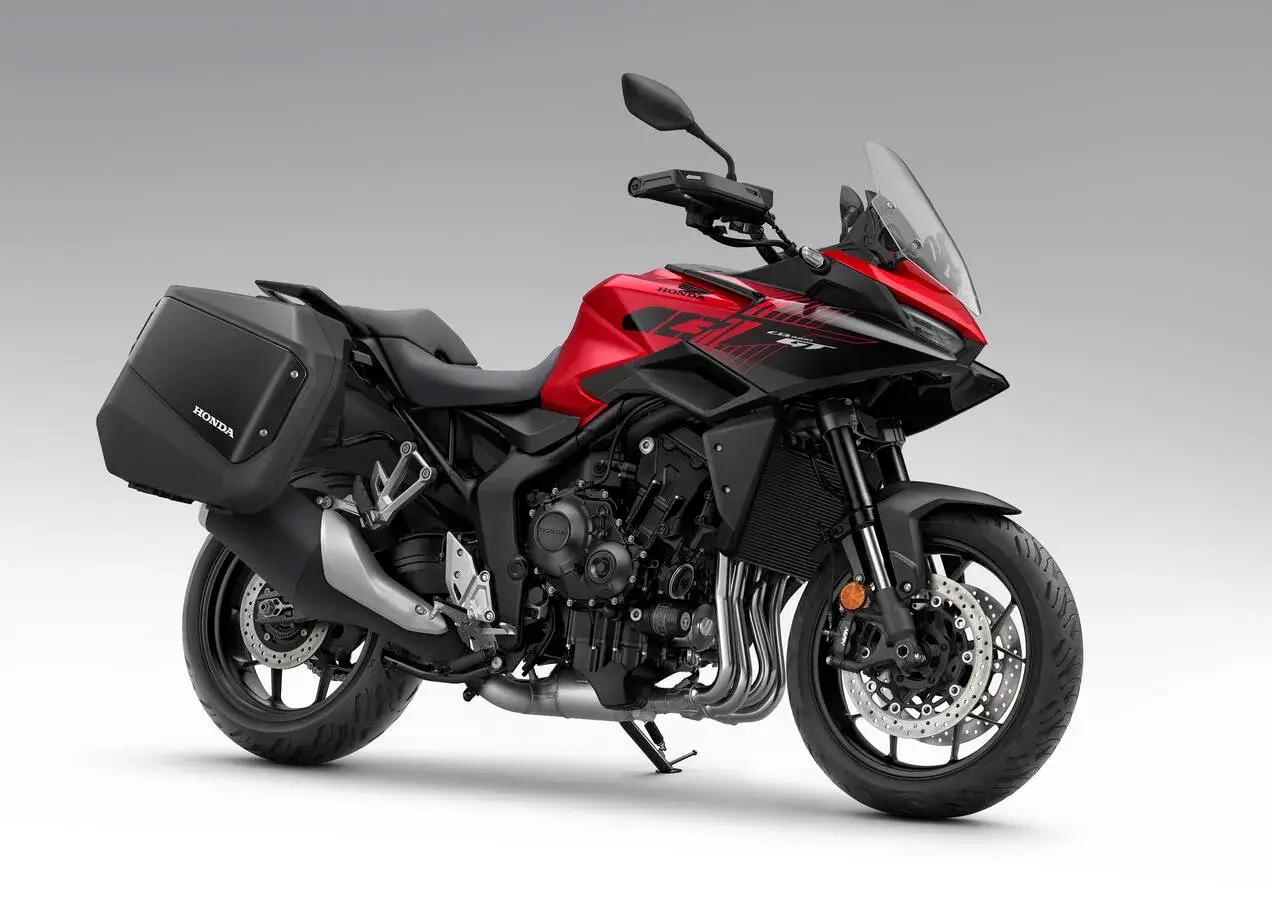 Honda CB1000GT roja y negra, lista para la aventura con sus maletas laterales.