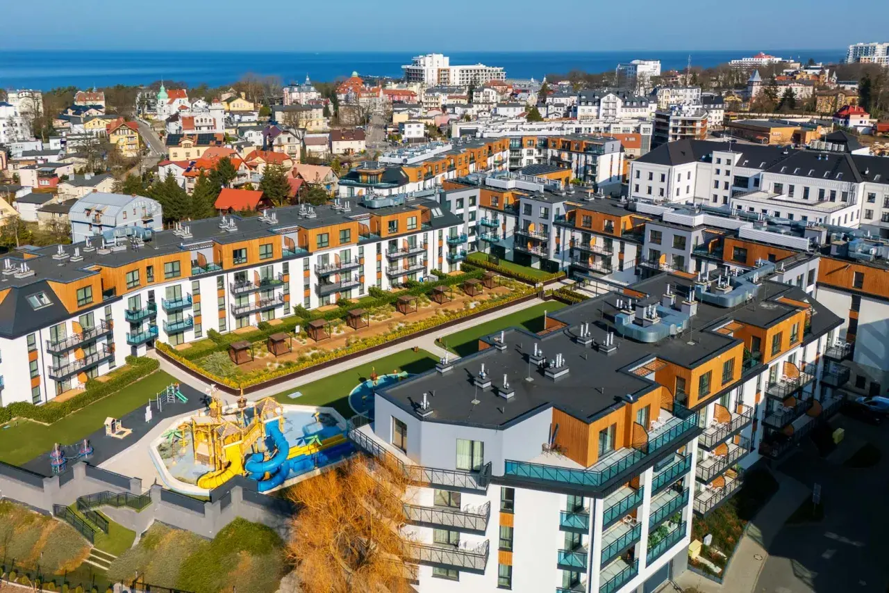 Nowoczesne apartamenty Bel Mare Resort Międzyzdroje z placem zabaw i widokiem na morze.