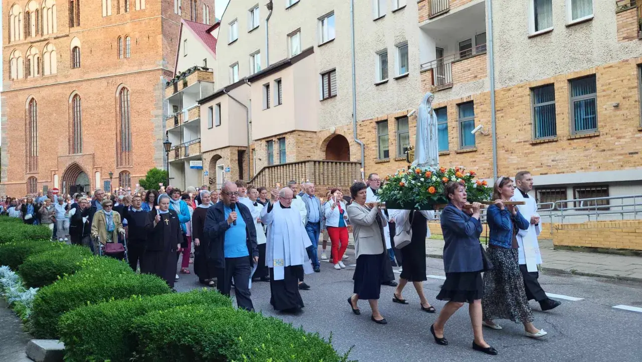 13 lipca. Procesja z figurą Matki Bożej w otoczeniu wiernych z zapalonymi świecami.