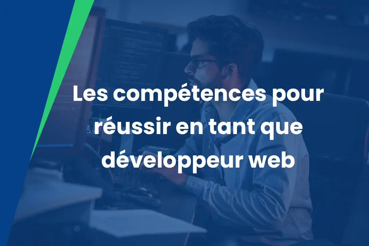 Un homme concentré devant des écrans d'ordinateur, illustrant les compétences développeur web nécessaires pour réussir dans ce domaine.
