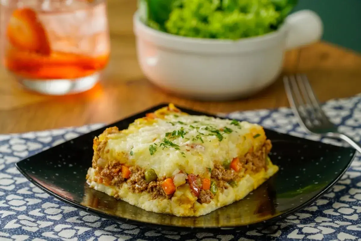 Pastel de carne con capa superior de puré de patatas, zanahorias y guisantes. ¡Perfecto para saber con qué acompañar tu puré de patatas!