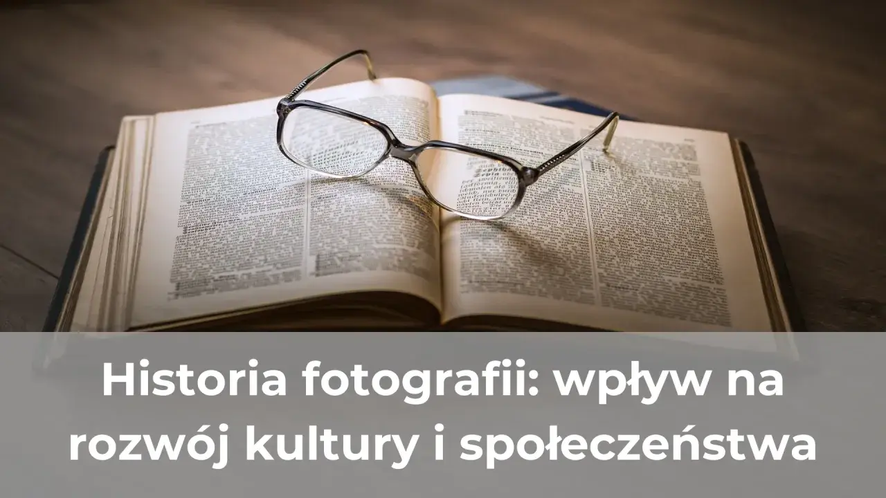 Okulary spoczywają na otwartej księdze, symbolizując zgłębianie historii fotografii i jej wpływu na kulturę.