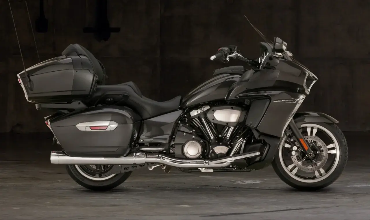 Elegancki, ciemnoszary motocykl Yamaha Venture z obszernymi kuframi, gotowy na długie podróże.