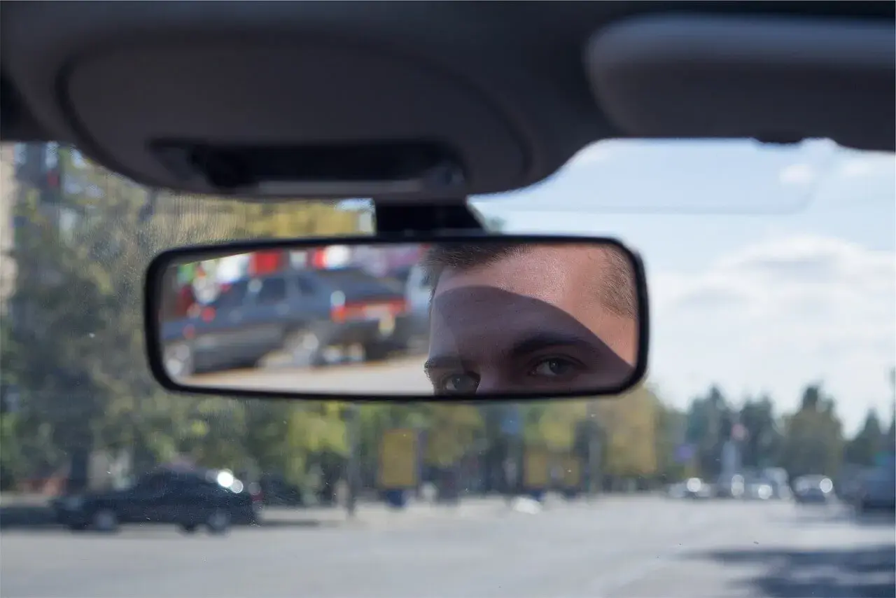 Oko kierowcy w lusterku wstecznym. Czy to lusterko fotochromatyczne, co to znaczy? Automatycznie przyciemnia się, chroniąc przed oślepieniem.