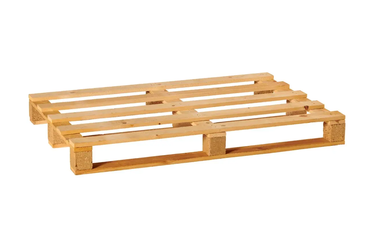 Holzpalette mit Block-Paletten-Konstruktion, bereit für den Transport von Waren.