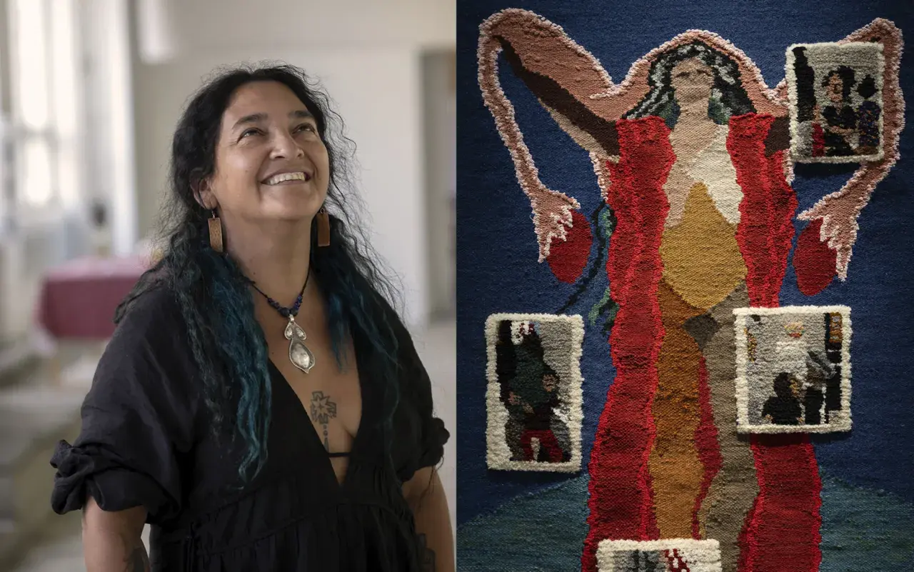 Konstnären ler mot taket i Sven-Harrys konsthall. Bredvid syns en vävd bild av en kvinna med inbäddade foton.