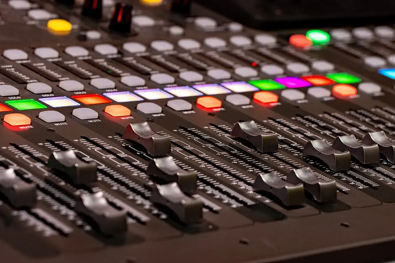 Console de mixage avec boutons lumineux et faders. Idéal pour créer une banque de sons instruments gratuit.