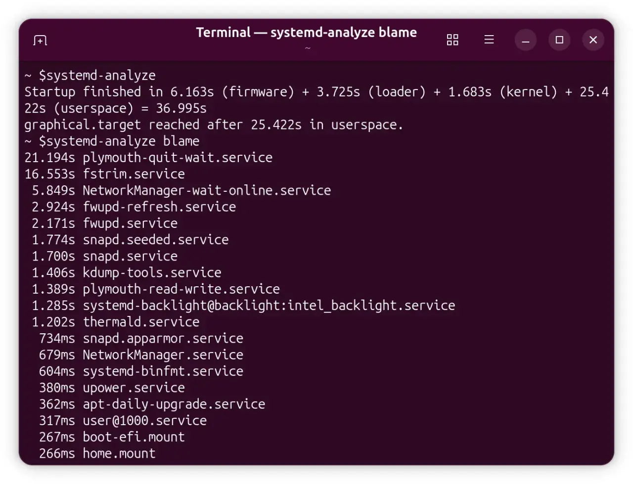Analiza czasu uruchamiania systemu Linux. Wyniki `systemd-analyze blame` pokazują, które usługi spowalniają autostart.