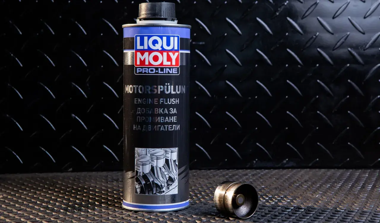 Puszka Liqui Moly Engine Flush, czyli moto doktor do silnika, obok metalowego elementu.