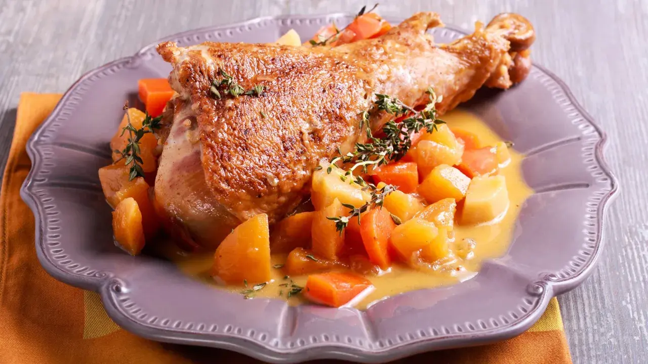 Saftige Putenkeule im Backofen mit Kartoffeln und Karotten, serviert in einer cremigen Sauce. Ein köstliches Gericht, das ohne Anbraten zubereitet wurde.
