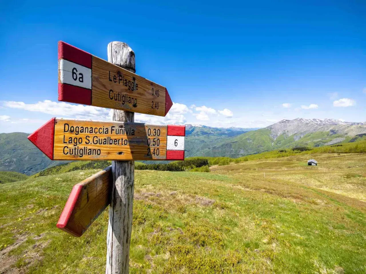 Segnavia in legno sui sentieri dei borghi della montagna pistoiese, con indicazioni per Cutigliano e Doganaccia.