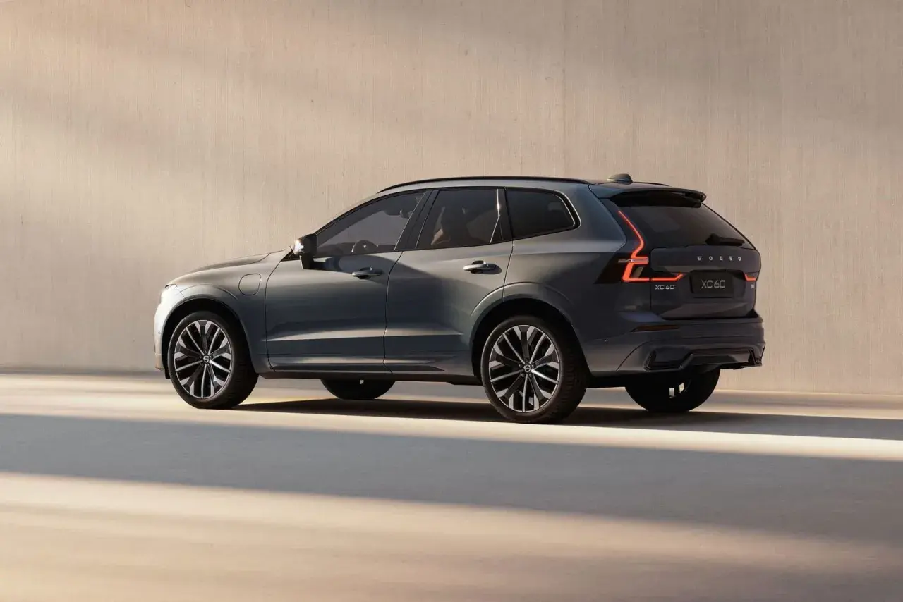 Volvo XC60 gris oscuro, visto de perfil trasero, con luces LED encendidas. Un coche elegante, ideal para el foro Volvo XC60.