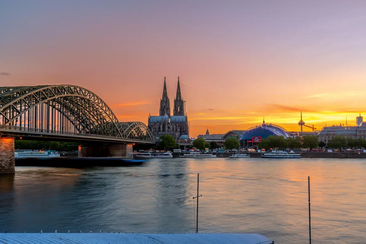 Kölner Dom und Hohenzollernbrücke bei Sonnenuntergang, beliebte Attraktionen NRW.