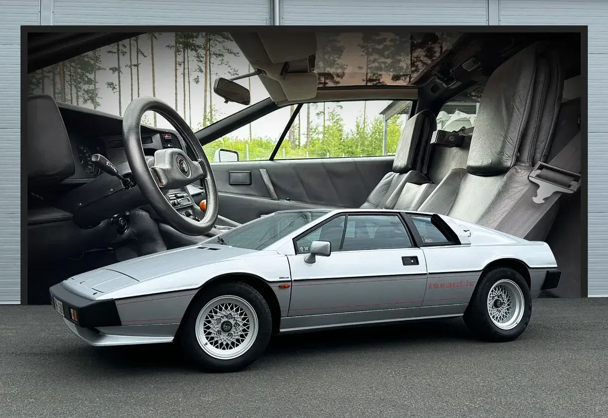 Silver James Bond Lotus Esprit Turbo, ikonisk sportbil med läderklädsel och ratt.