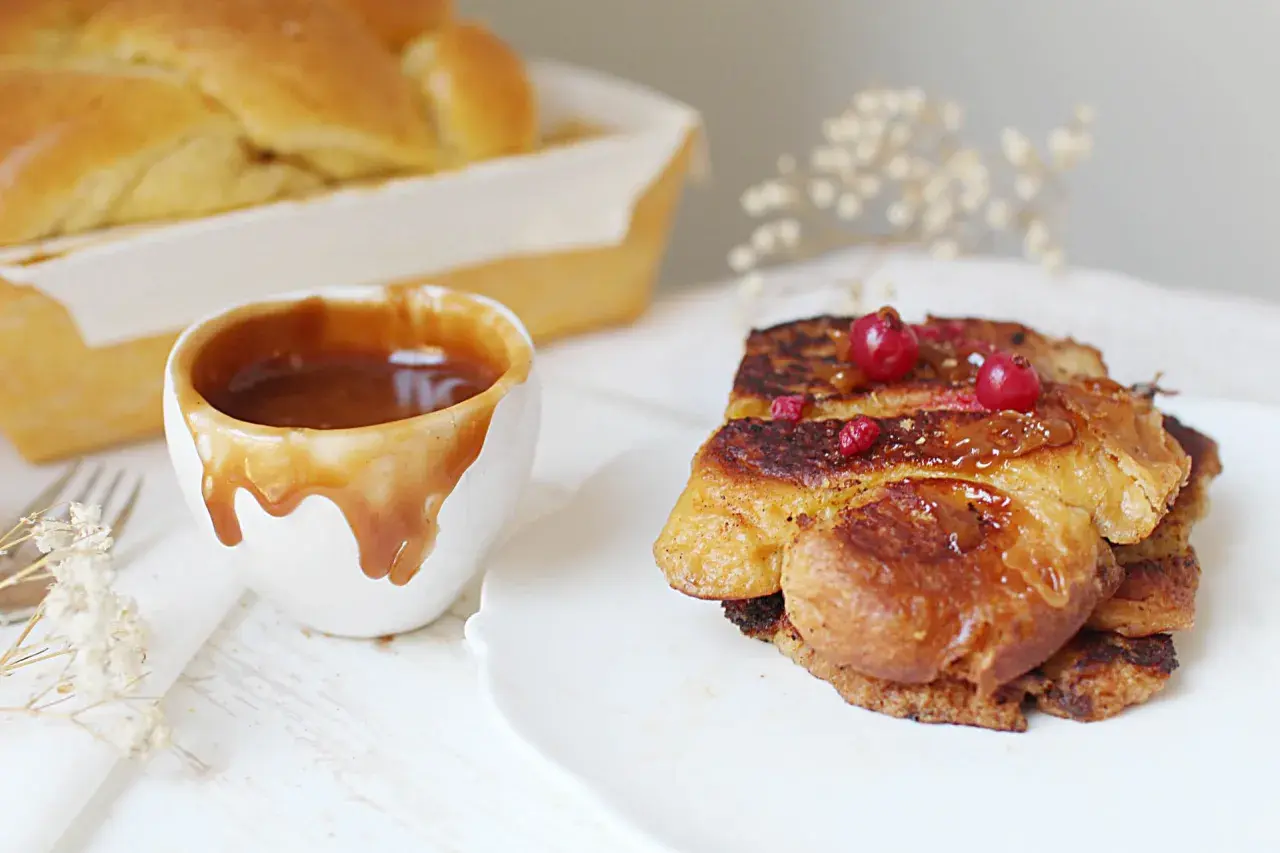 Délicieuse brioche perdue dorée, nappée de caramel et garnie de fruits rouges. Un délice à savourer !