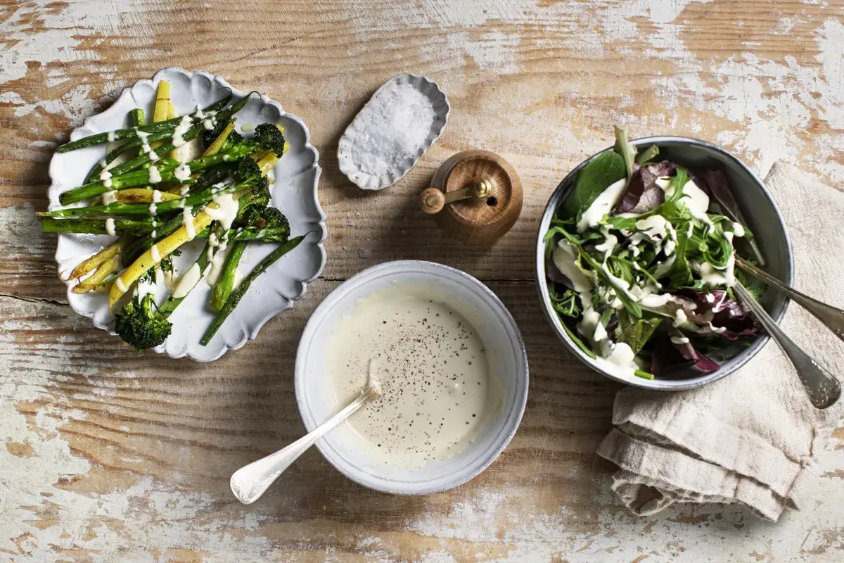 Grönskande grönsaker och sallad med krämig caesarsallad dressing.