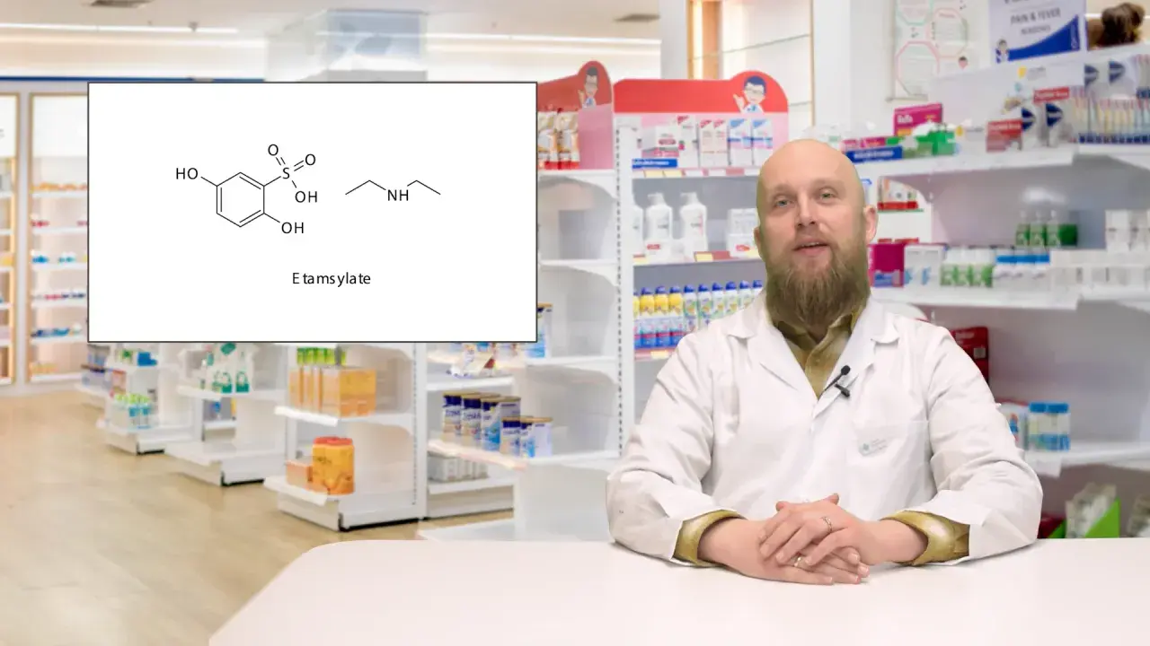 W aptece widać schemat chemiczny etamsylatu, znanego też jako cyklonamina, oraz farmaceutę.