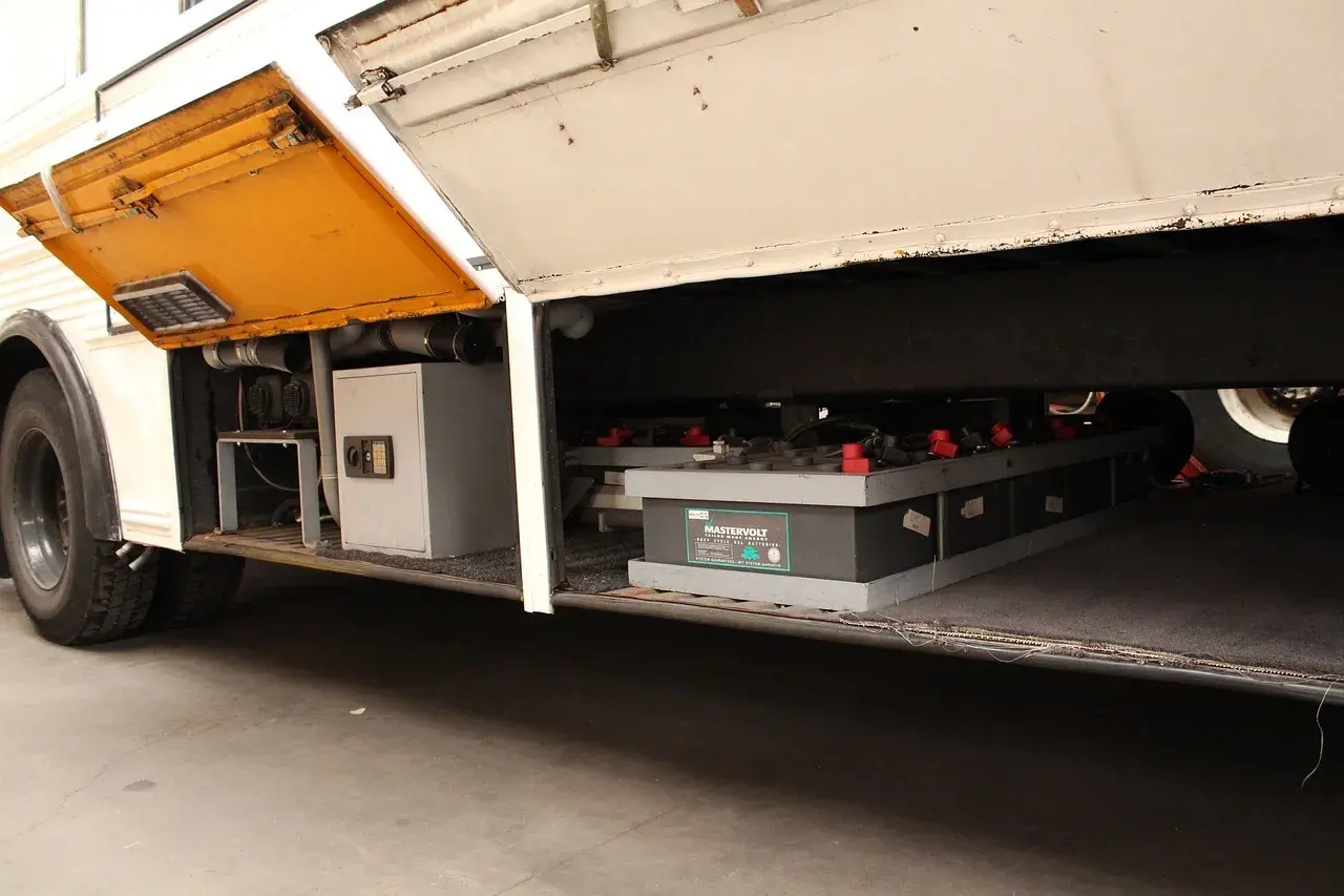 Pod otwartą klapą autobusu Peterbilt widać sejf i baterie Mastervolt.