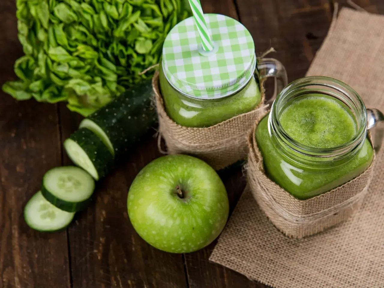 Batidos verdes con pepino y manzana, destacando las propiedades de la manzana para una vida saludable.