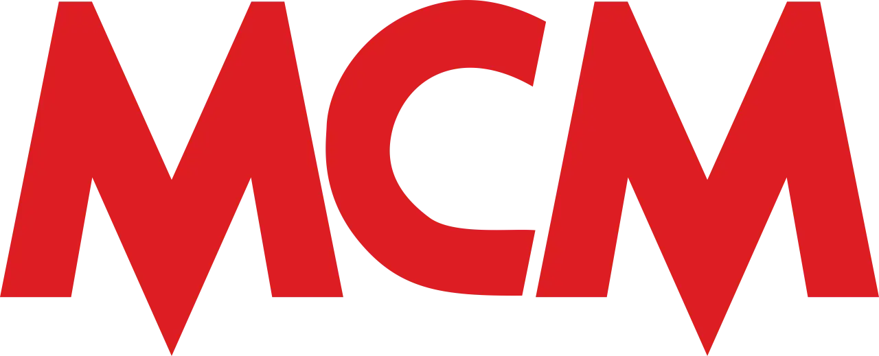 Czerwone litery MCM na czarnym tle. To logo znanej marki MCM, która oferuje luksusowe akcesoria.
