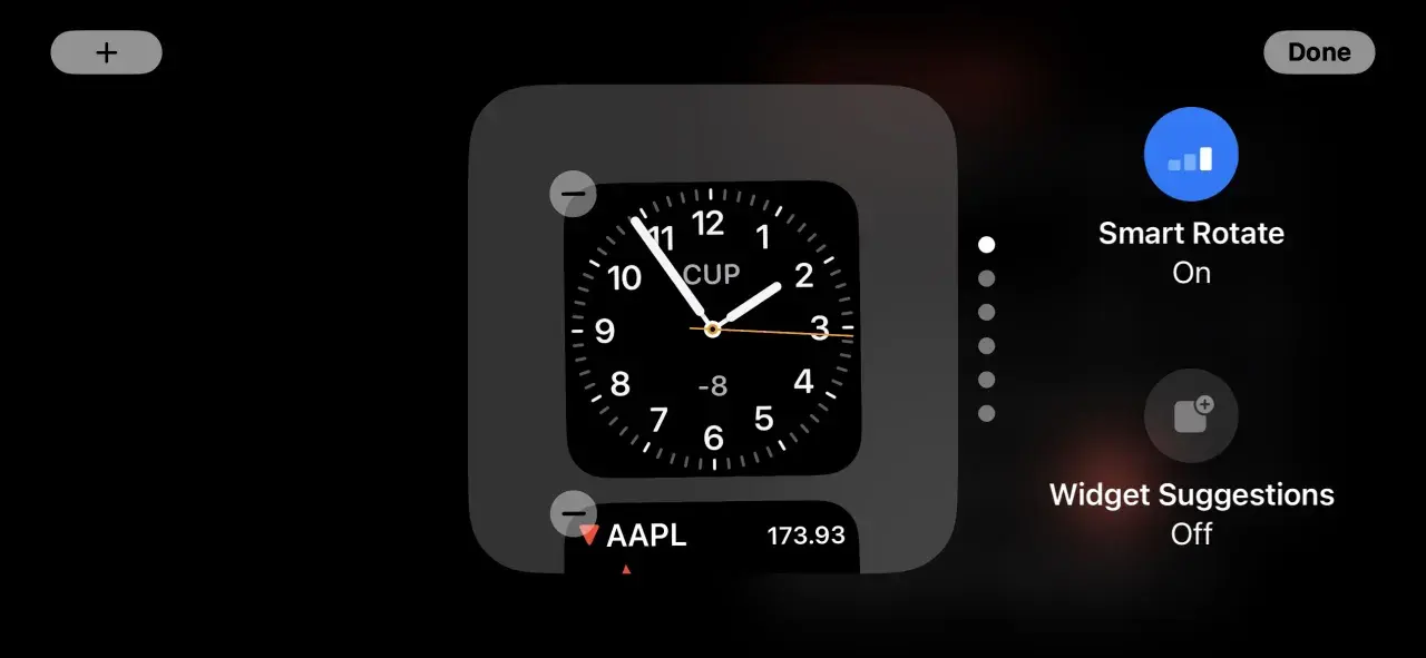Widżety iPhone: zegarek Apple Watch z tarczą i kursem AAPL, opcje Smart Rotate i Widget Suggestions.