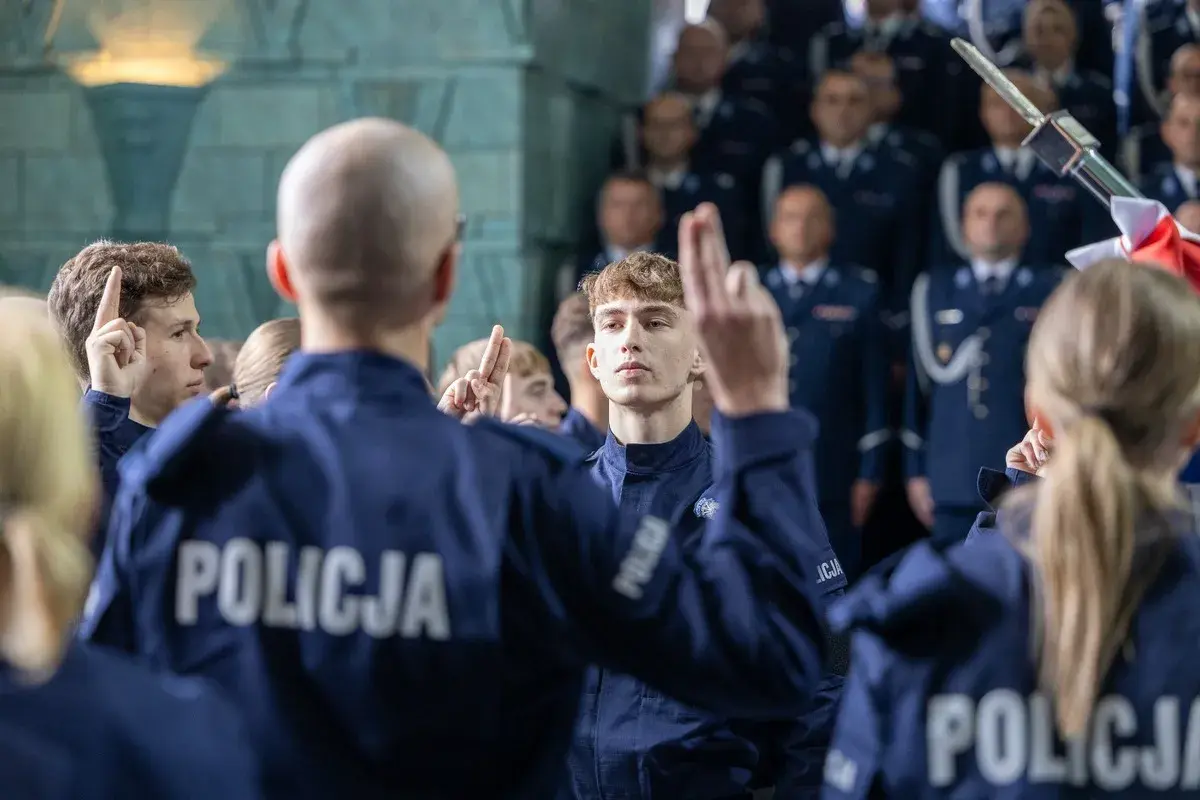 Młodzi policjanci składają ślubowanie. Chcesz wiedzieć, wto policja jak się dostać?