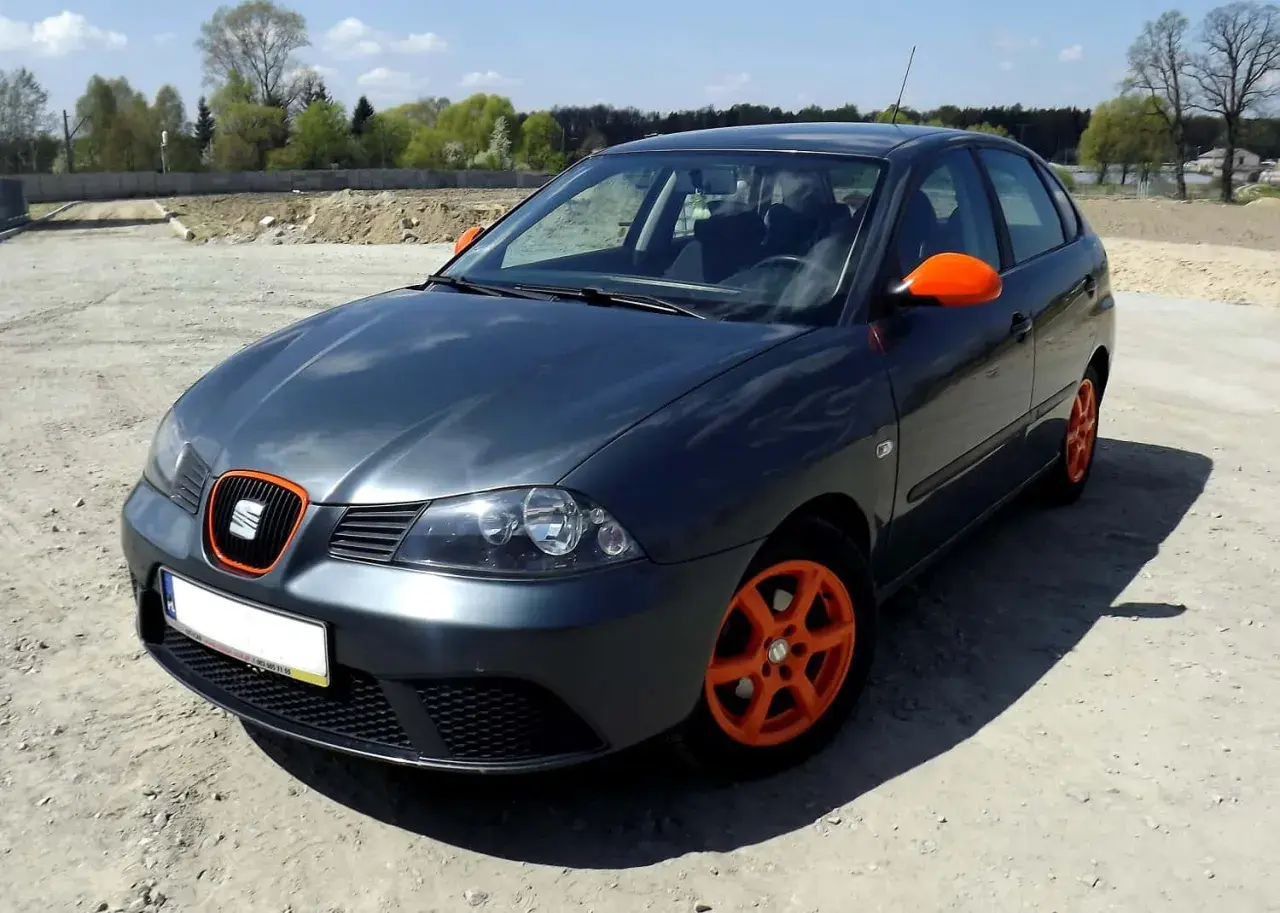 Szary Seat Ibiza z pomarańczowymi felgami i lusterkami. Zastanawiasz się, czym pomalować gumę? Może sprayem do plastików?