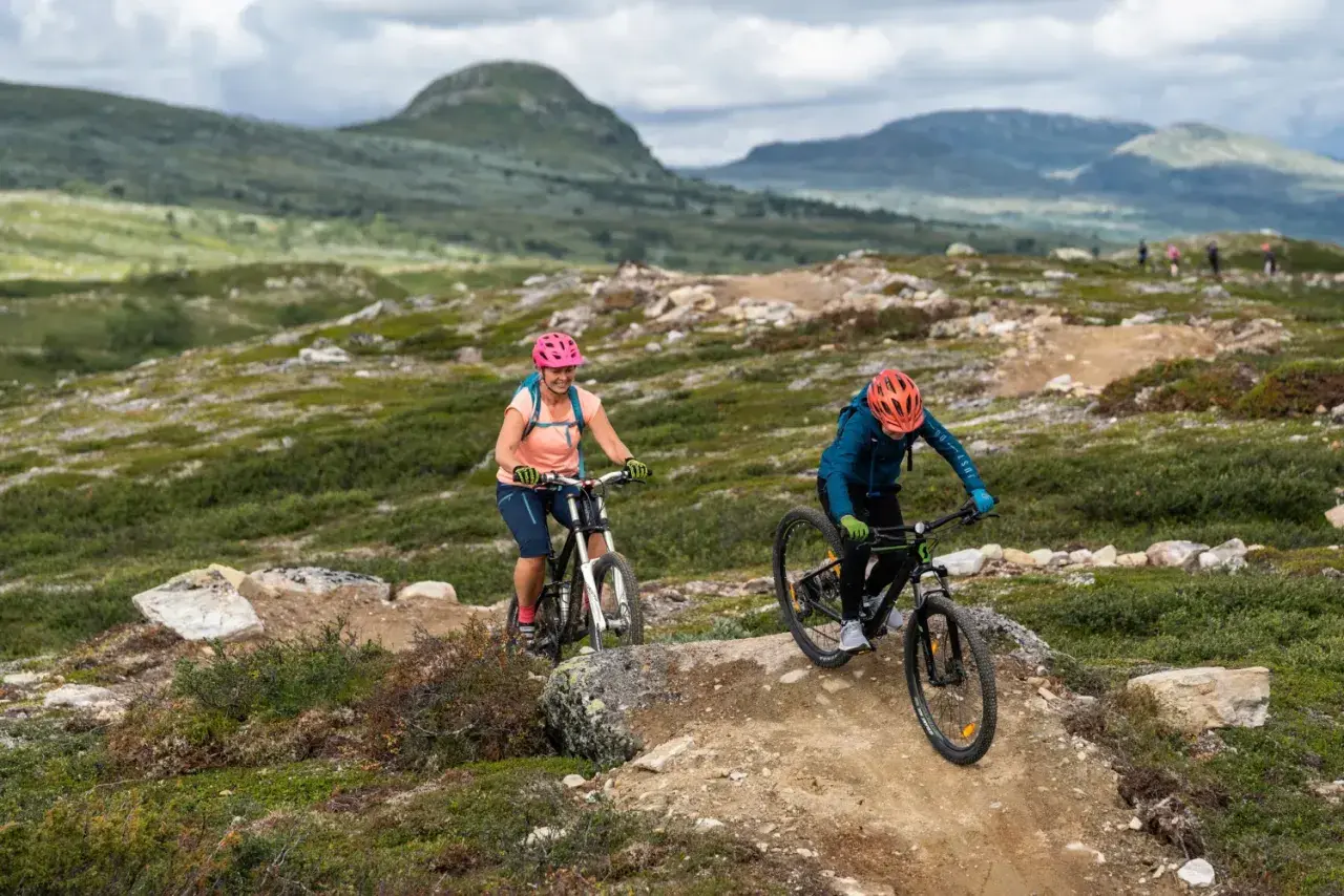 Två cyklister njuter av en äventyrlig vandring i Ramundberget.