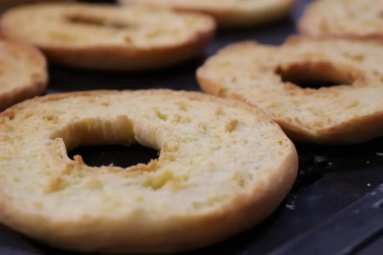 Friselle croccanti, pronte per essere condite. Una ricetta semplice e gustosa per un antipasto o uno spuntino perfetto.