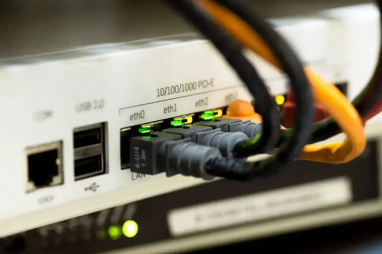 Kable sieciowe podłączone do portów eth0, eth1, eth2. Jeden z portów ethernet nie działa, mimo podłączonych kabli.
