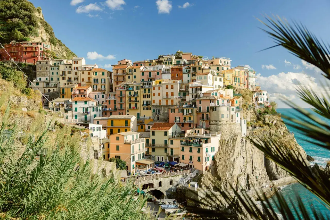 Case colorate a picco sul mare, un'immagine iconica di ciò per cui l'Italia è famosa: bellezza, paesaggi mozzafiato e vita vibrante.