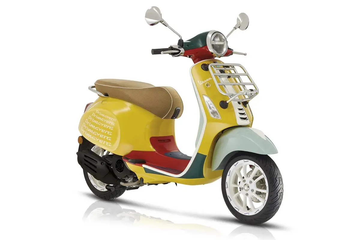 Vespa Primavera con alegres vespa primavera colores: amarillo, rojo, verde y azul claro. Un diseño vibrante para la ciudad.