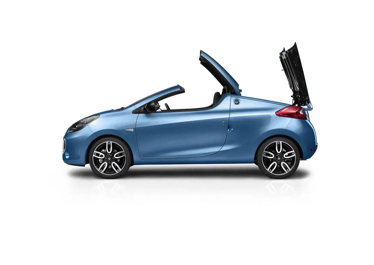Niebieski kabriolet Renault Wind z otwartym dachem, gotowy na letnią przejażdżkę.