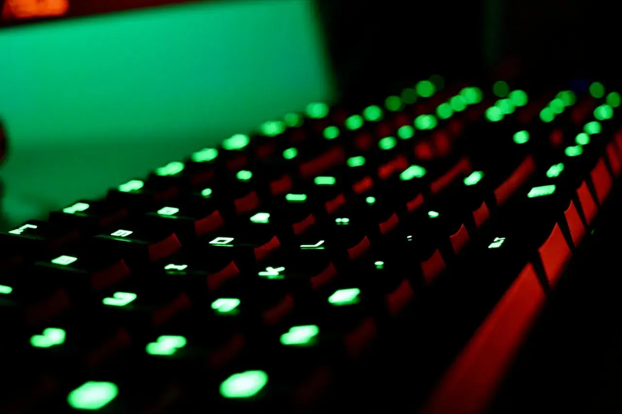 Podświetlana klawiatura gamingowa z zielonymi klawiszami. Idealna do grania w Roblox, spełniając jego wymagania sprzętowe.
