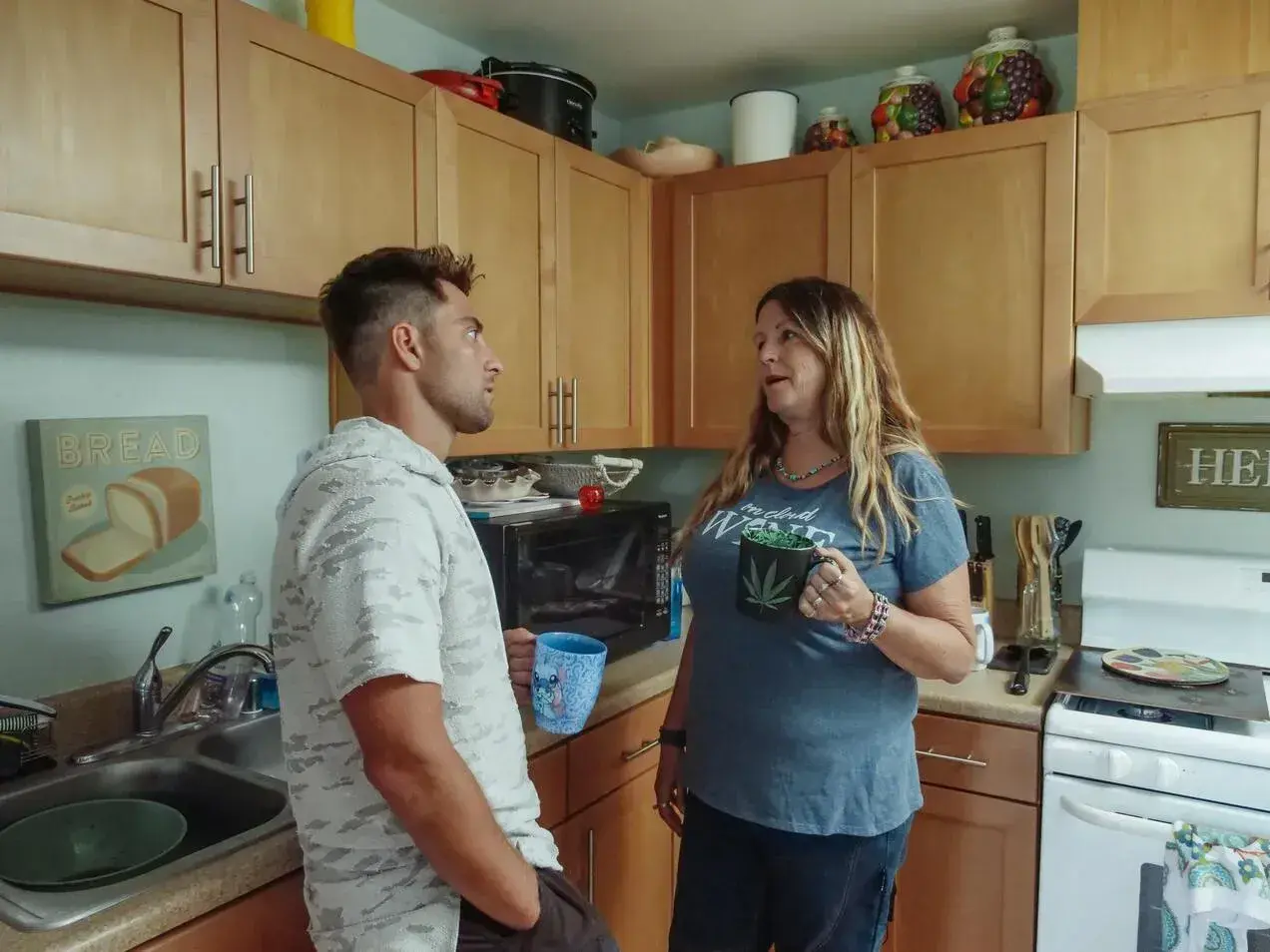 Madre habla con su hijo en la cocina. Quizás él necesite frases para un hijo que no valora a su madre.