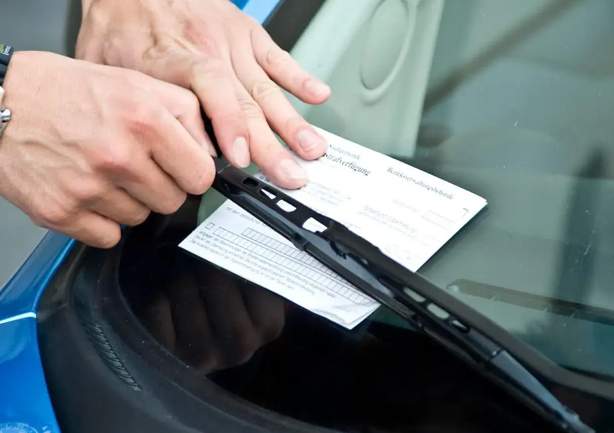 Man coloca una multa de estacionamiento bajo el limpiaparabrisas. ¡Qué carrera tan desafortunada!