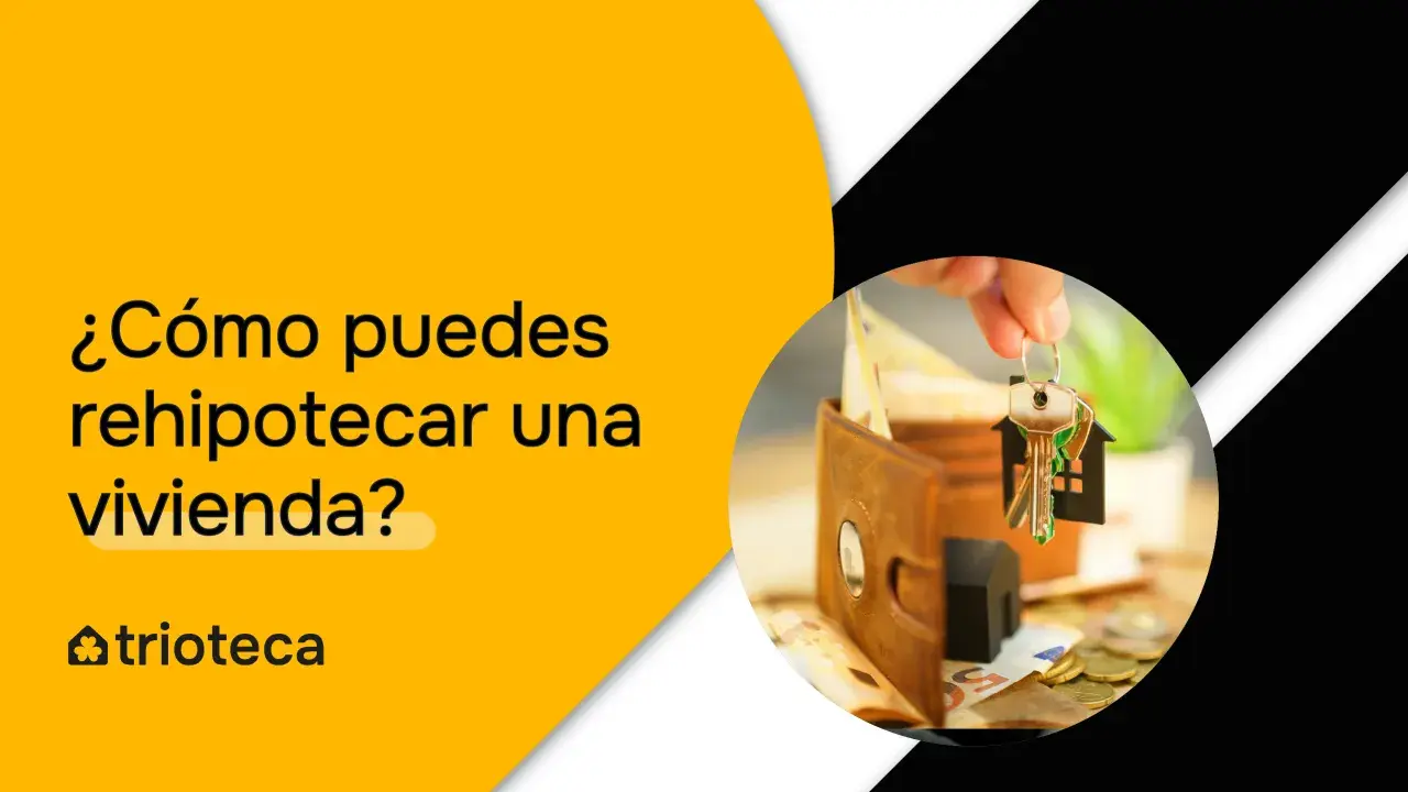 ¿Cómo puedes rehipotecar una vivienda? Una mano sostiene llaves con un llavero de casa, junto a una billetera y dinero.