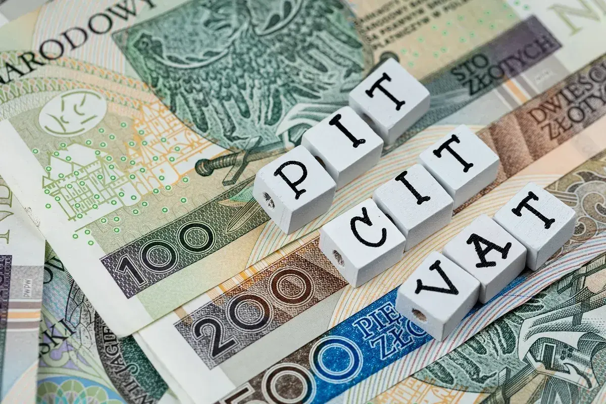 Polskie banknoty z napisami PIT i VAT. Możliwość ulgi na złe długi.