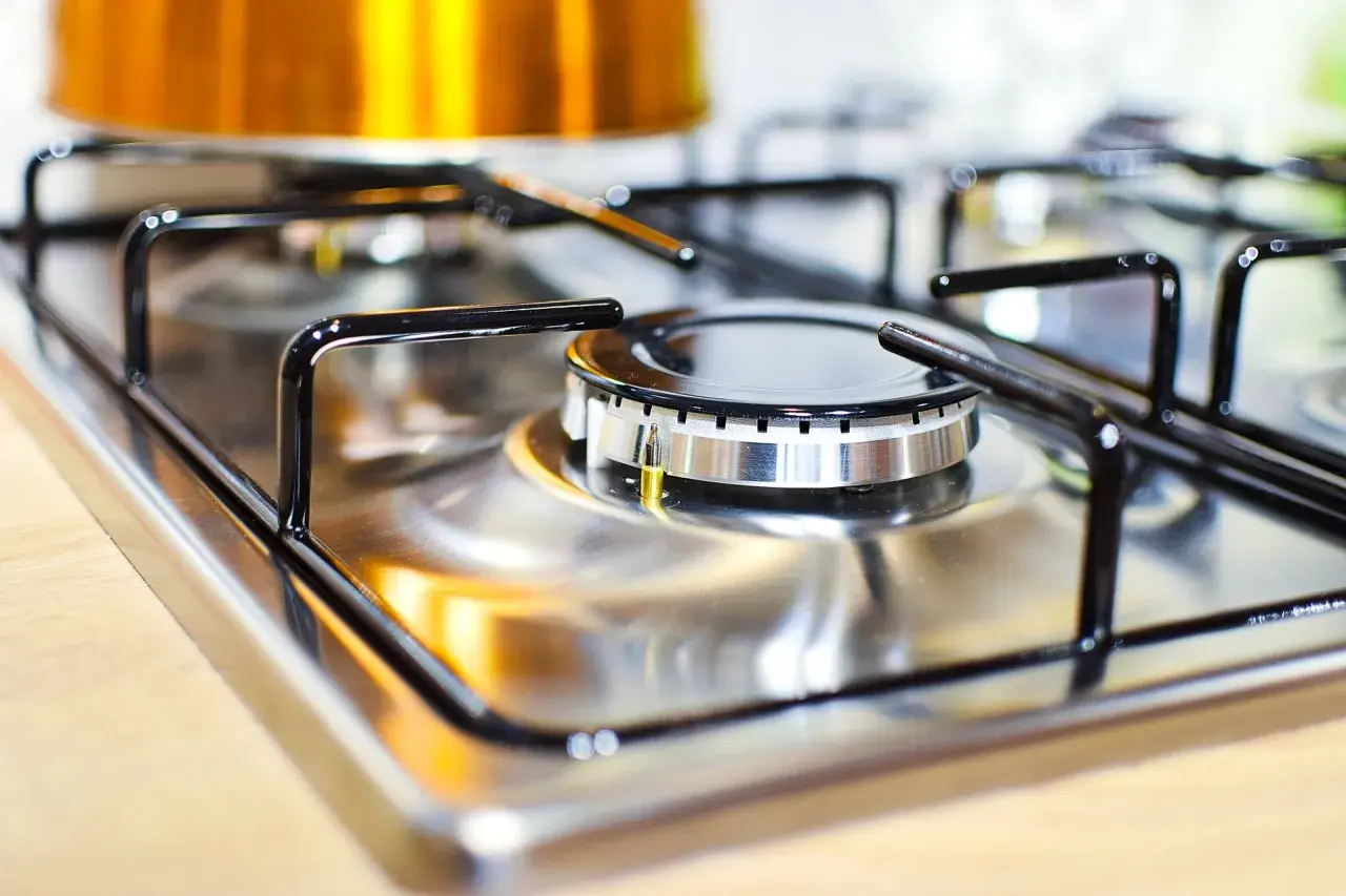 Plaque de cuisson en acier inoxydable brillante, prête pour un nettoyage facile. Apprenez comment nettoyer une plaque de cuisson en acier pour un éclat parfait.