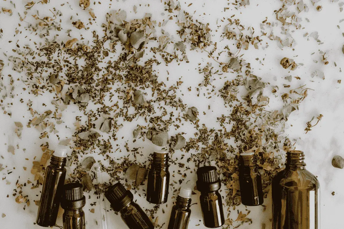 Kleine flesjes met etherische oliën en gedroogde kruiden, 6 alternatieven voor antidepressiva.