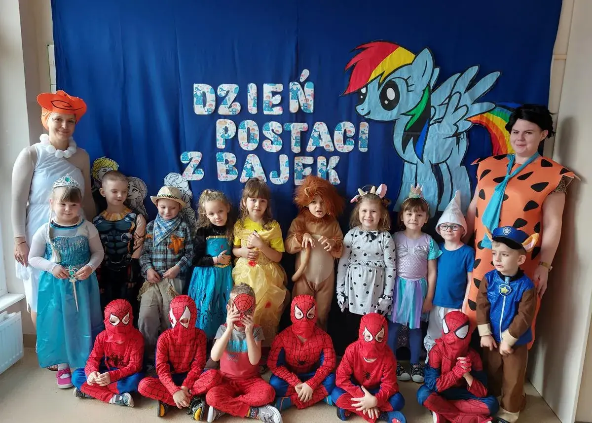 Dzień postaci z bajek pomysły: dzieci w strojach Spider-Mana, Elzy, lwa, kowboja i innych bohaterów.