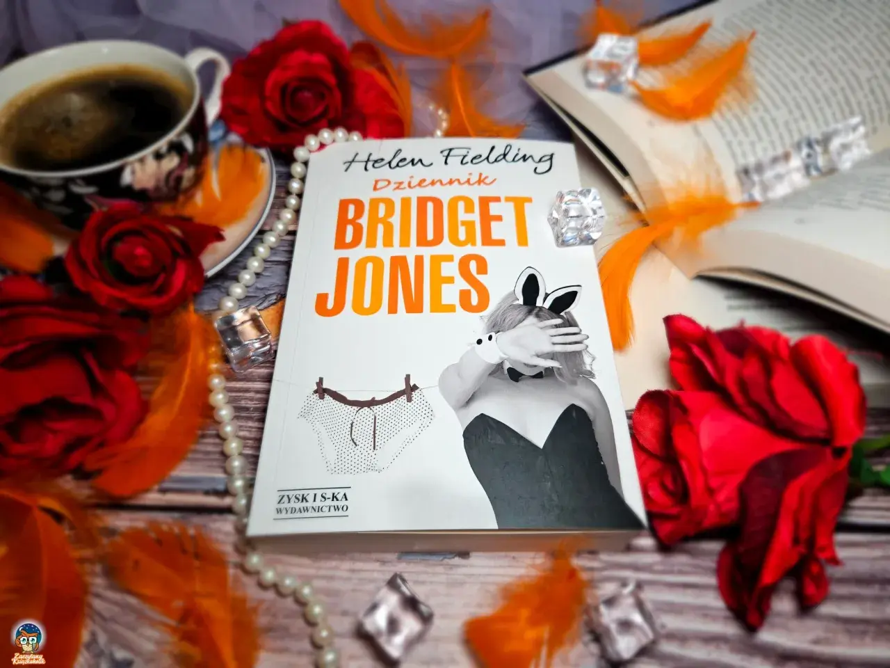 Bridget Jones książki: Dziennik z zabawną okładką, czerwone róże, kawa i pióra tworzą romantyczną atmosferę.